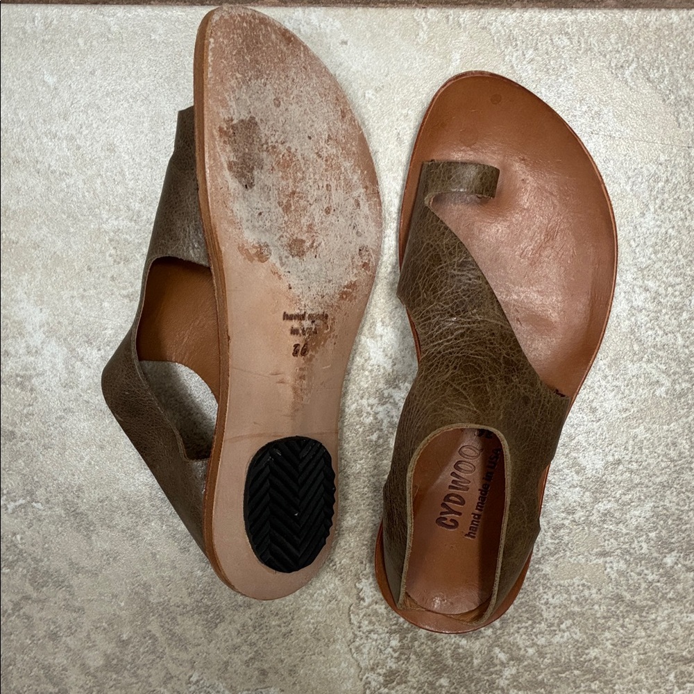 Gyduoo Olive and Tan Leather Toe-Loop Sandals for Women - Picture 8 of 8